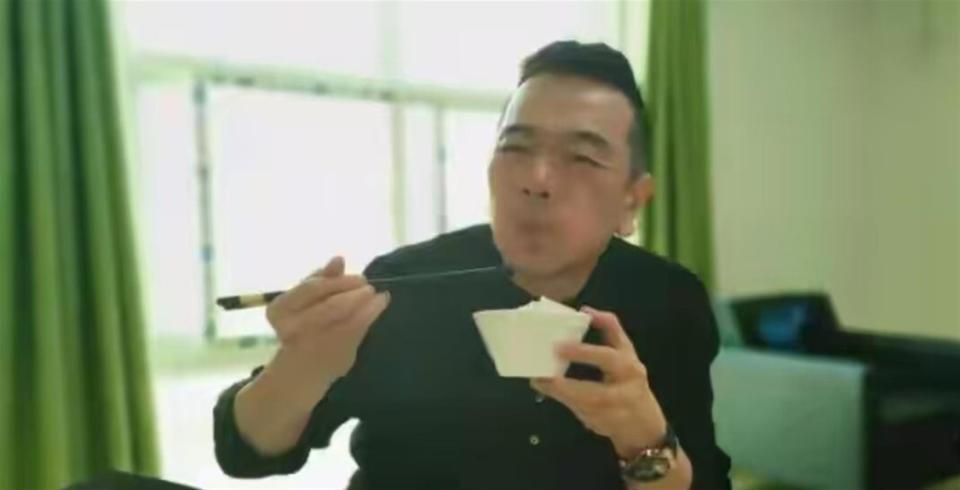 明明不差钱，却节俭到倪萍都看不下去，零绯闻的他戏里戏外反差大(图30)