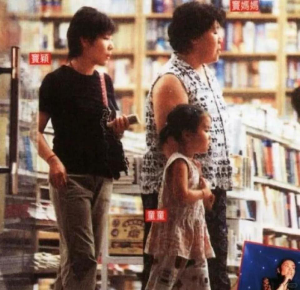 窦唯的两个女儿长得也太像窦颖了，“侄女像姑姑”说得一点也没错(图4)