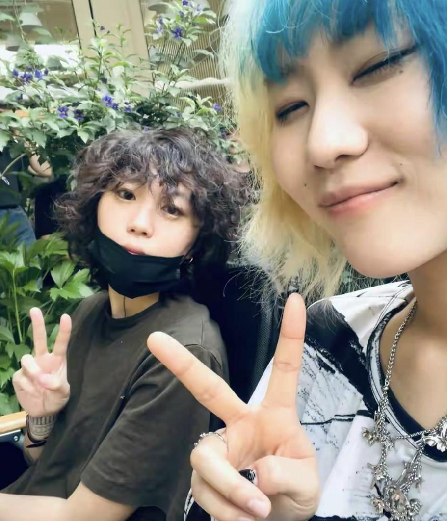 窦唯的两个女儿长得也太像窦颖了，“侄女像姑姑”说得一点也没错(图23)