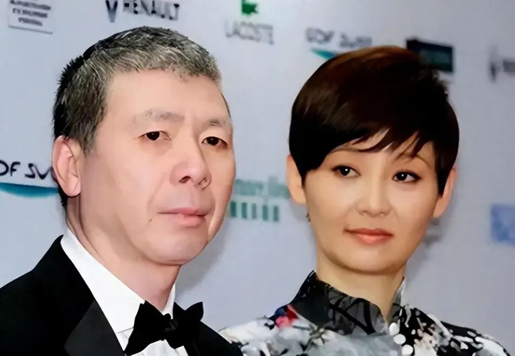 冯小刚小心思藏不住了 , 徐帆回应离婚5个月后 , 他的举动揭真相(图1)