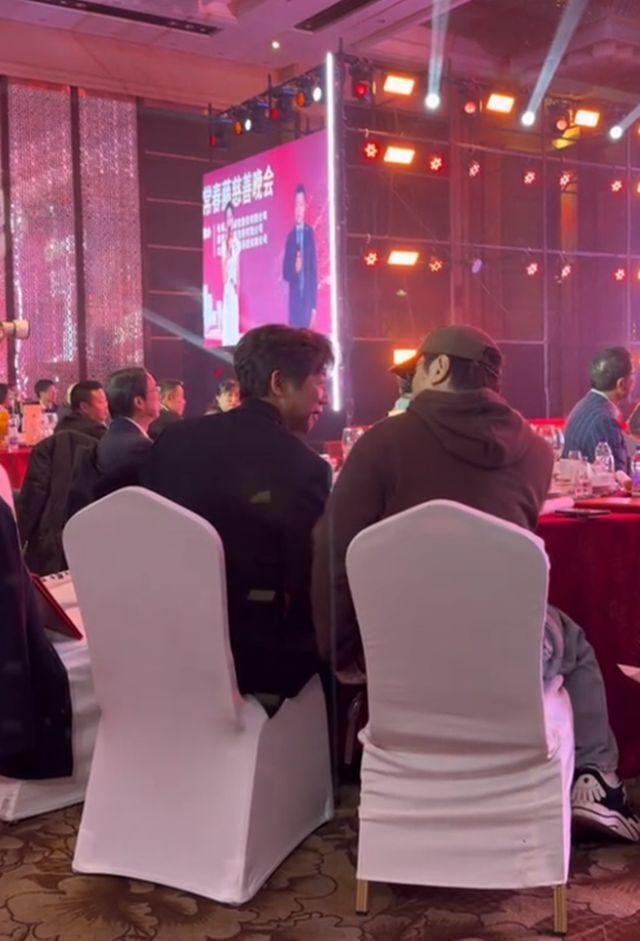 沈腾夫妇慈善晚会太反差！他戴老花镜像大叔