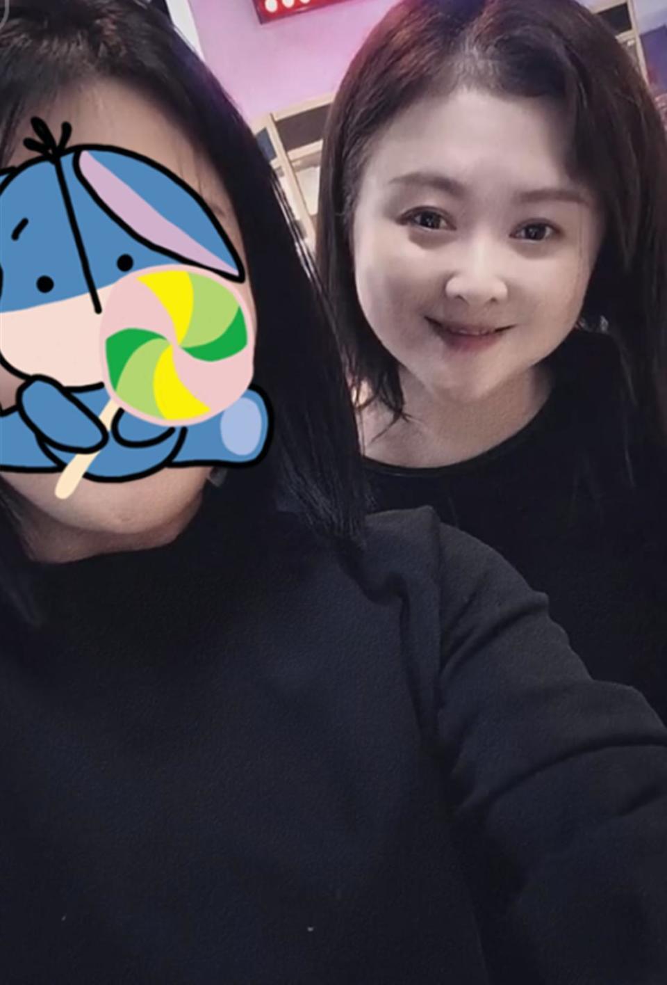 沈腾夫妇慈善晚会太反差！他戴老花镜像大叔，王琦瘦了20斤，尖下巴抢镜(图2)