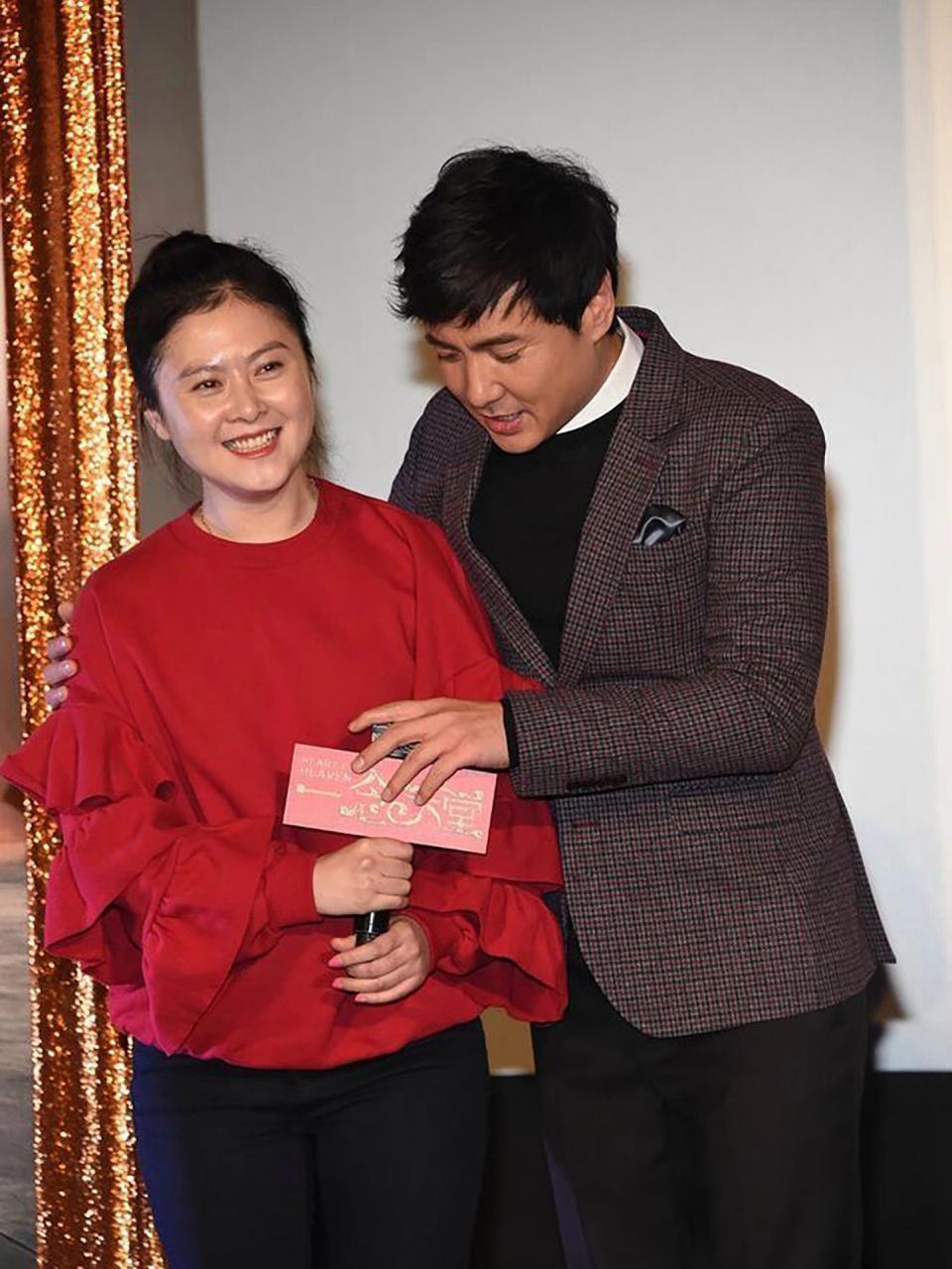 沈腾夫妇慈善晚会太反差！他戴老花镜像大叔，王琦瘦了20斤，尖下巴抢镜(图4)