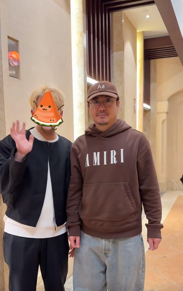 沈腾夫妇慈善晚会太反差！他戴老花镜像大叔，王琦瘦了20斤，尖下巴抢镜(图5)