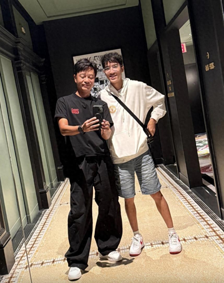 李克勤18岁长子回香港探亲，全家外出吃火锅，卢淑仪搭肩俩子合照(图1)