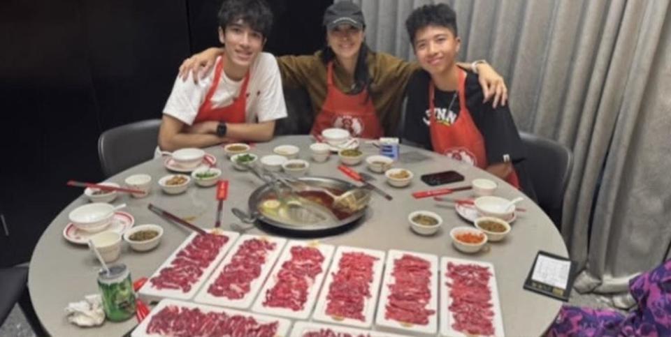 李克勤18岁长子回香港探亲，全家外出吃火锅，卢淑仪搭肩俩子合照(图2)