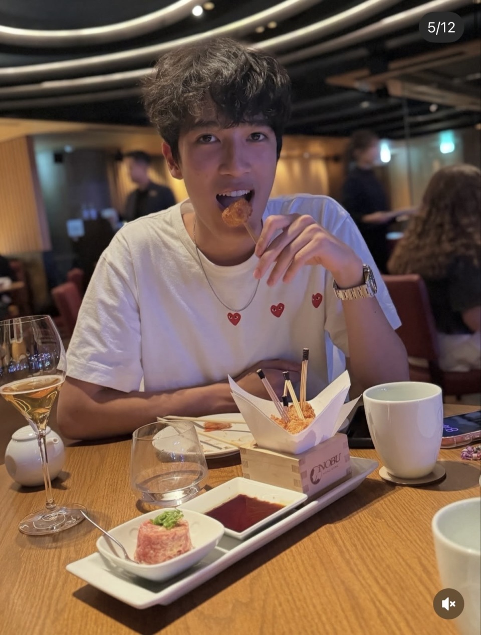 李克勤18岁长子回香港探亲，全家外出吃火锅，卢淑仪搭肩俩子合照(图3)