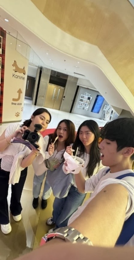 李克勤18岁长子回香港探亲，全家外出吃火锅，卢淑仪搭肩俩子合照(图4)