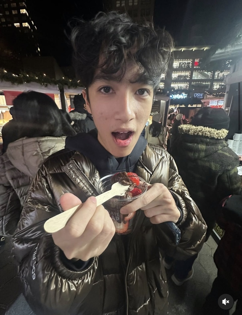 李克勤18岁长子回香港探亲，全家外出吃火锅，卢淑仪搭肩俩子合照(图7)