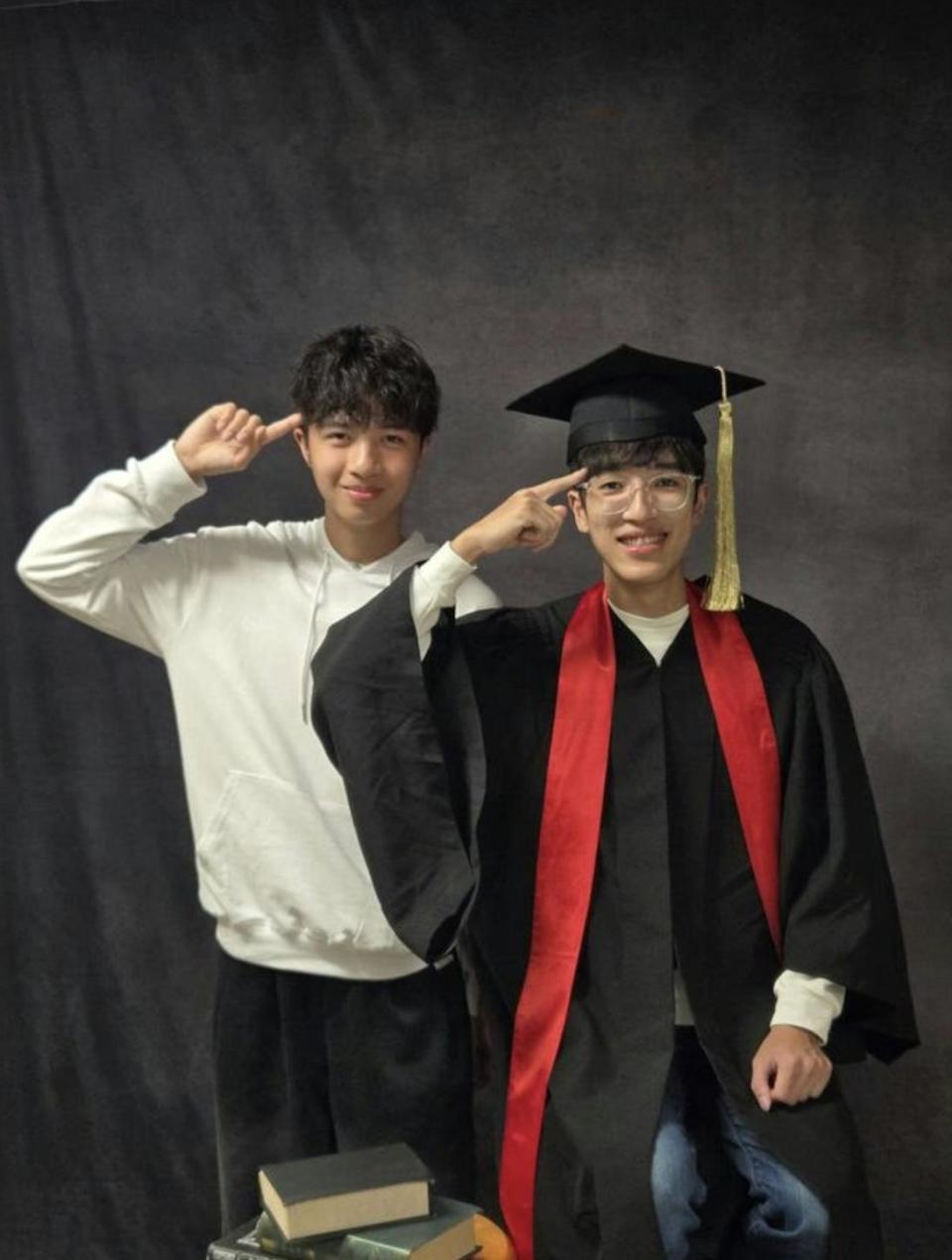 李克勤18岁长子回香港探亲，全家外出吃火锅，卢淑仪搭肩俩子合照(图6)