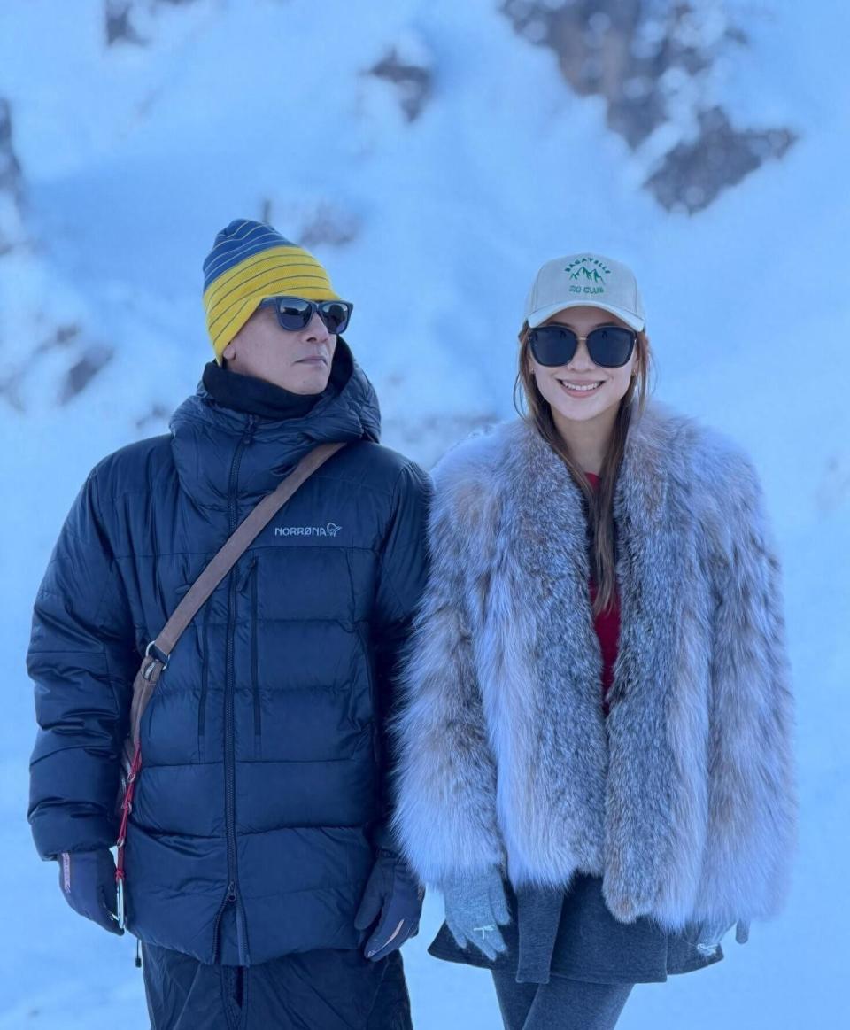 应采儿陈小春2026旅行撒糖！皮草女王配