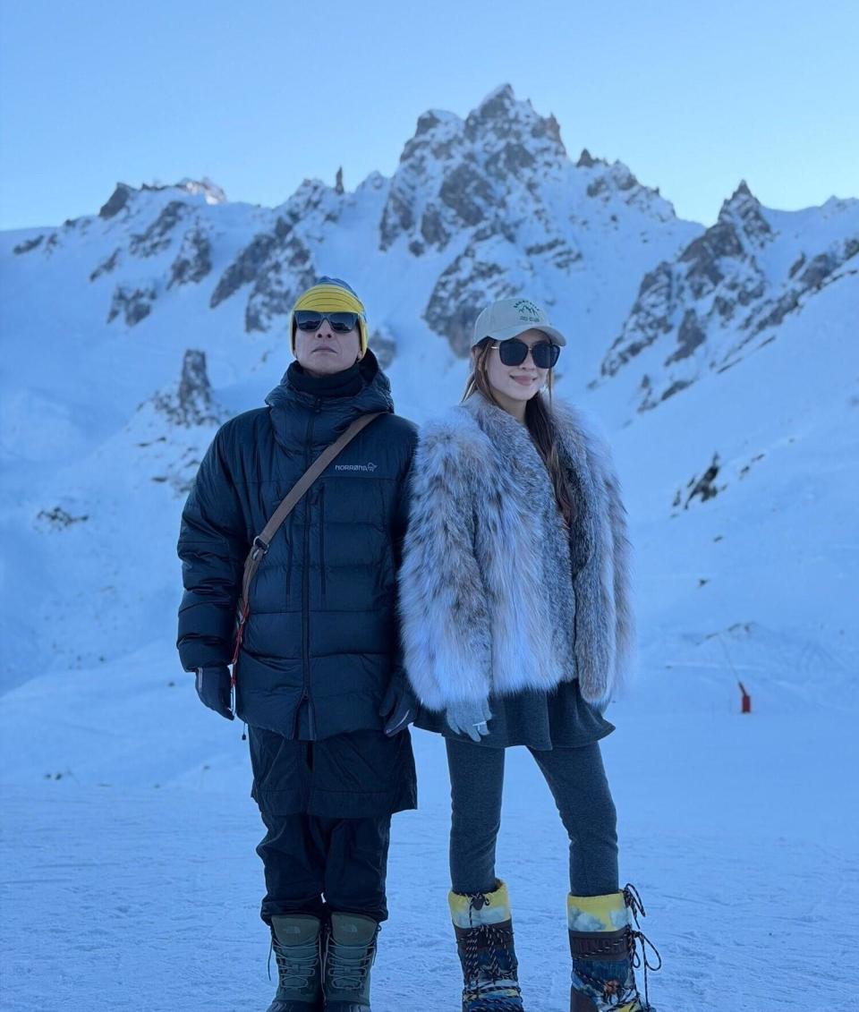 应采儿陈小春2026旅行撒糖！皮草女王配宠妻狂魔，这福气太顶了(图2)