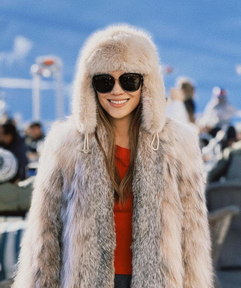 应采儿陈小春2026旅行撒糖！皮草女王配宠妻狂魔，这福气太顶了(图3)