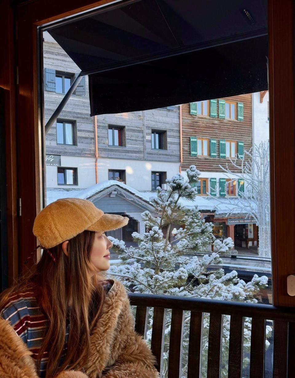 应采儿陈小春2026旅行撒糖！皮草女王配宠妻狂魔，这福气太顶了(图6)