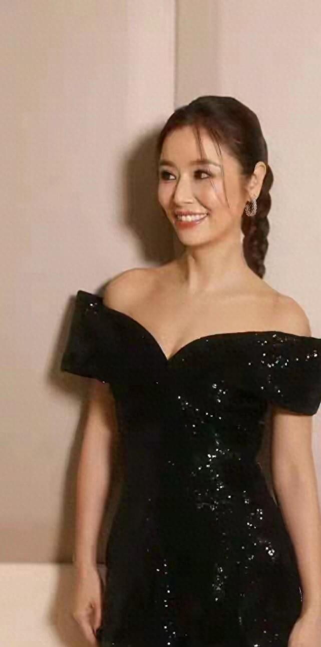 48岁林心如一条黑色亮片露肩短裙，公开场合亮相，岁月从不败美人(图1)