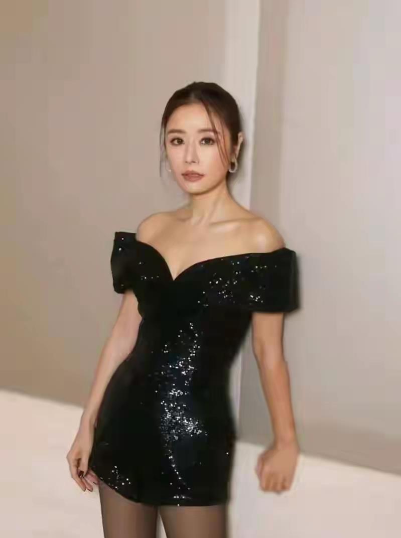 48岁林心如一条黑色亮片露肩短裙，公开场合亮相，岁月从不败美人(图3)