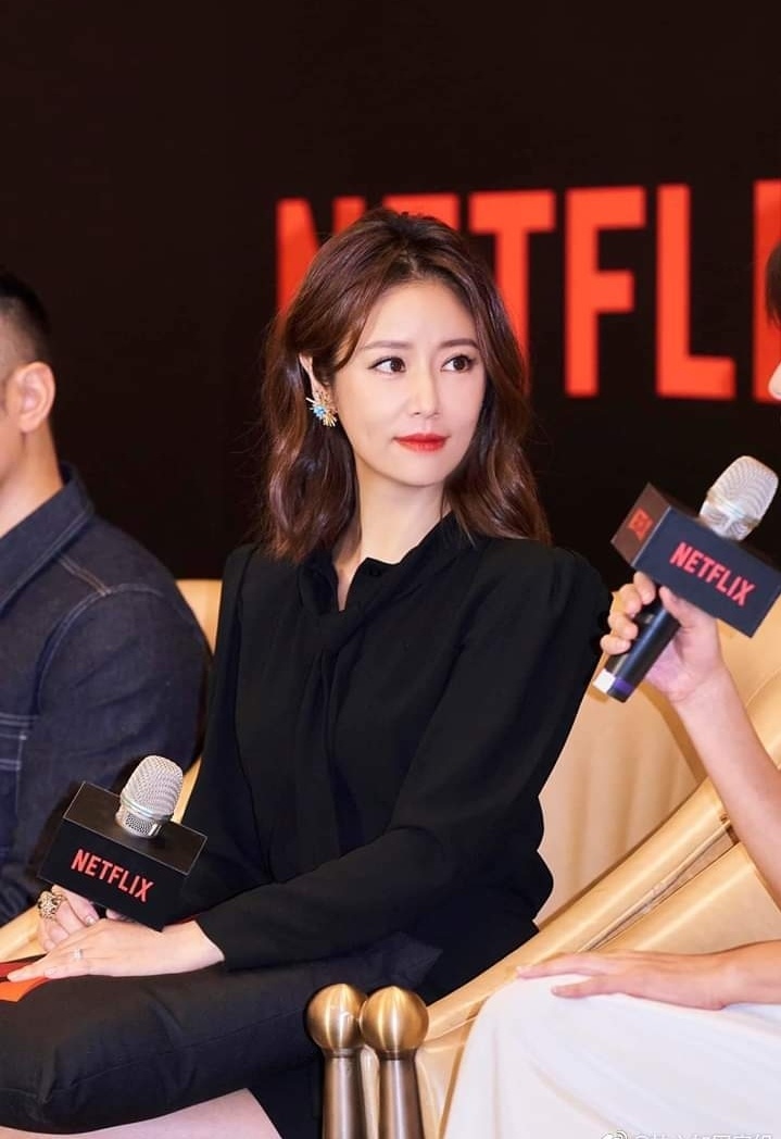 48岁林心如一条黑色亮片露肩短裙，公开场合亮相，岁月从不败美人(图4)