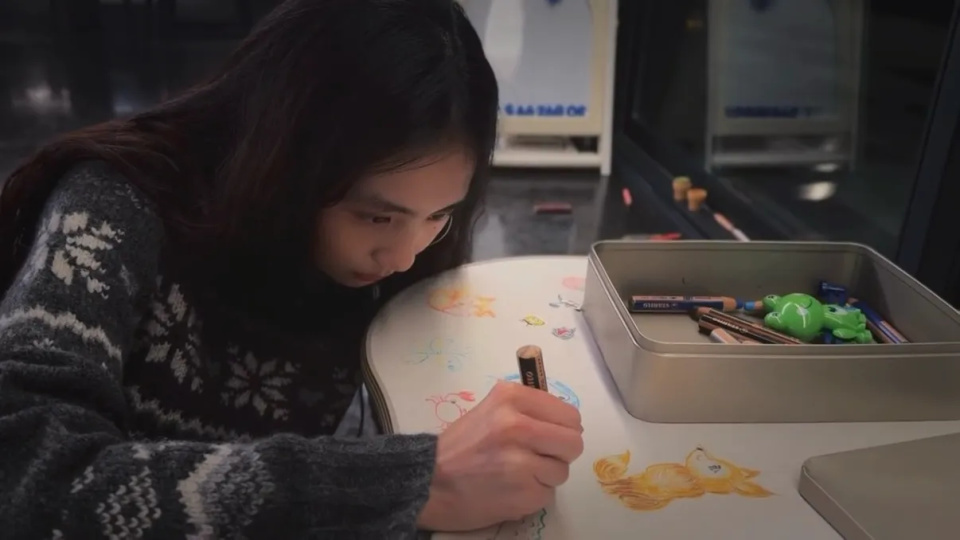 孙莉晒仨孩子日常，大女儿多多好漂亮，8岁儿子拉大提琴模样好帅(图2)