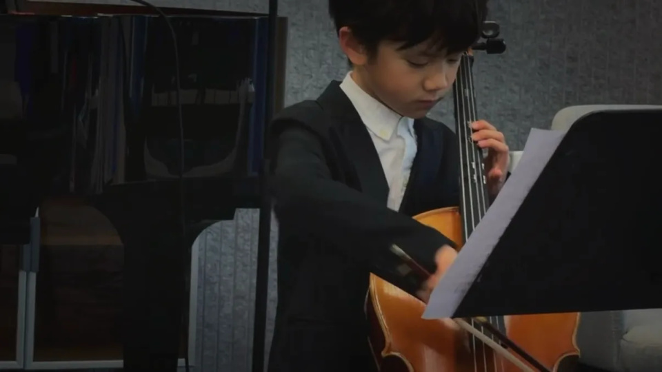 孙莉晒仨孩子日常，大女儿多多好漂亮，8岁儿子拉大提琴模样好帅(图7)