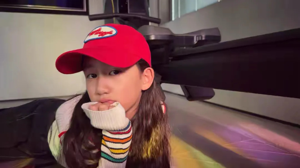 孙莉晒仨孩子日常，大女儿多多好漂亮，8岁儿子拉大提琴模样好帅(图6)