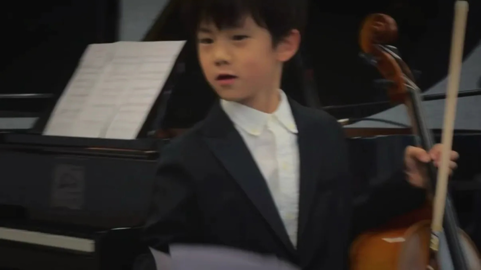 孙莉晒仨孩子日常，大女儿多多好漂亮，8岁儿子拉大提琴模样好帅(图9)