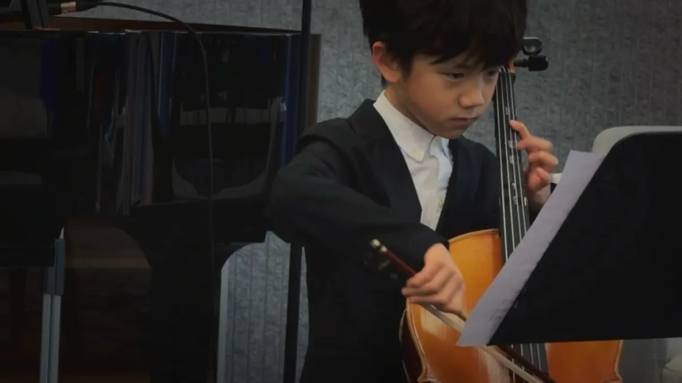 孙莉晒仨孩子日常，大女儿多多好漂亮，8岁儿子拉大提琴模样好帅(图8)