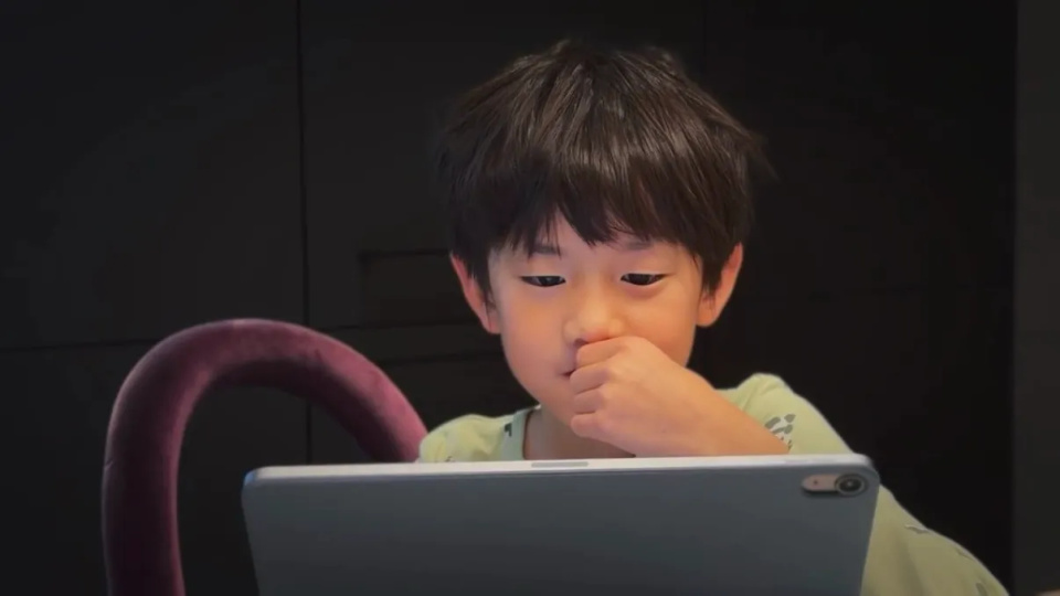 孙莉晒仨孩子日常，大女儿多多好漂亮，8岁儿子拉大提琴模样好帅(图11)