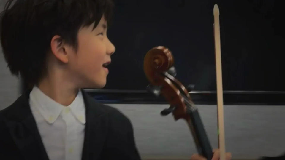 孙莉晒仨孩子日常，大女儿多多好漂亮，8岁儿子拉大提琴模样好帅(图10)