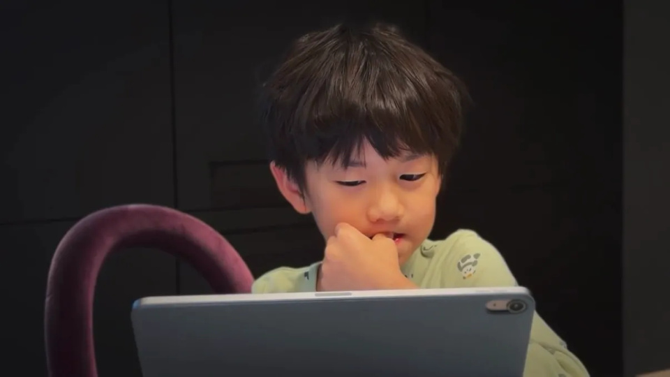 孙莉晒仨孩子日常，大女儿多多好漂亮，8岁儿子拉大提琴模样好帅(图12)