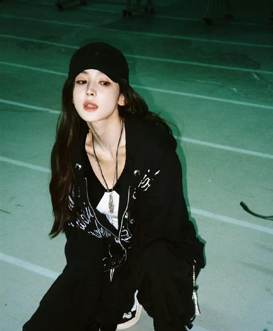 古力娜扎现身射击馆！挂脖吊带上衣，路人：