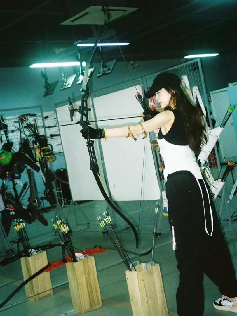 古力娜扎现身射击馆！挂脖吊带上衣，路人：身材比例太好(图4)