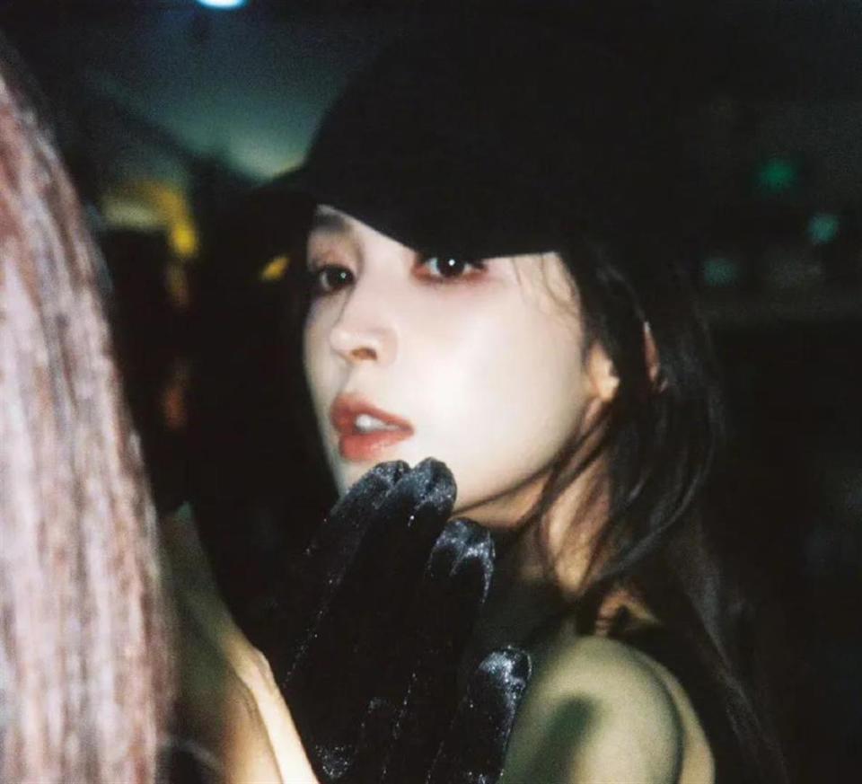 古力娜扎现身射击馆！挂脖吊带上衣，路人：身材比例太好(图3)