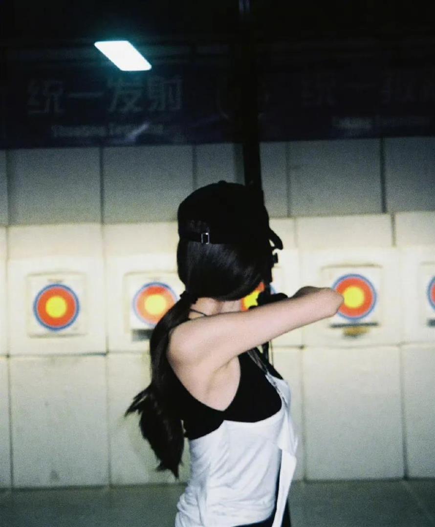 古力娜扎现身射击馆！挂脖吊带上衣，路人：身材比例太好(图6)