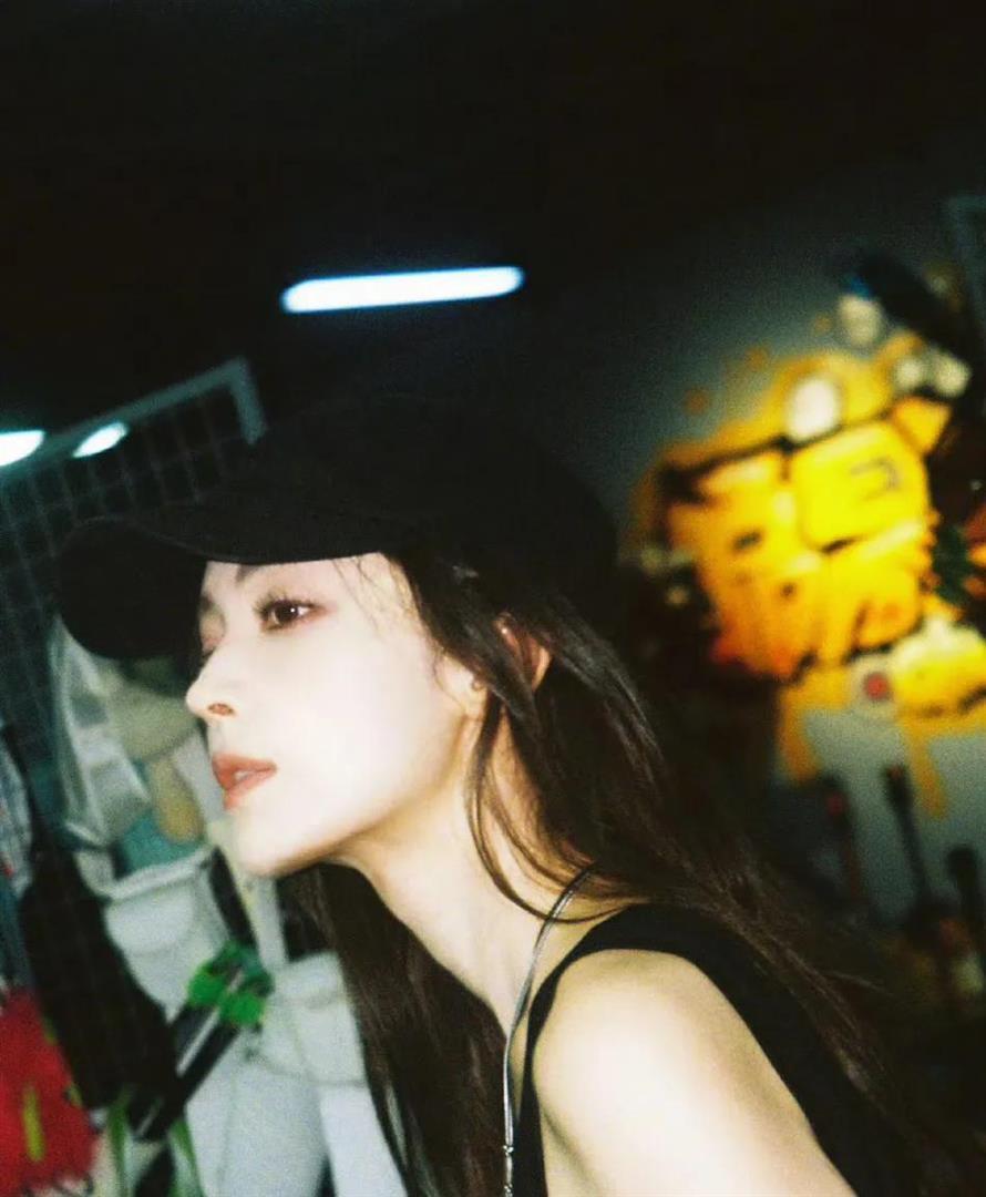 古力娜扎现身射击馆！挂脖吊带上衣，路人：身材比例太好(图2)