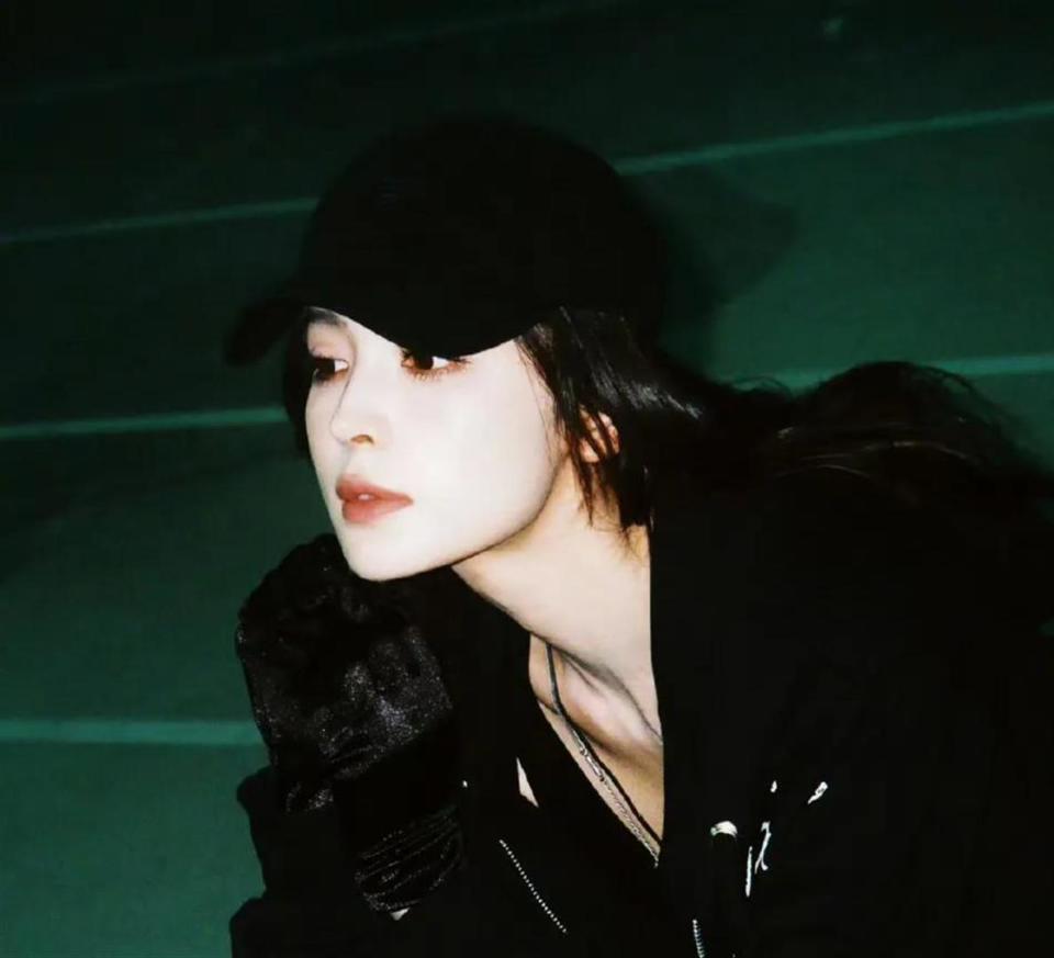 古力娜扎现身射击馆！挂脖吊带上衣，路人：身材比例太好(图7)