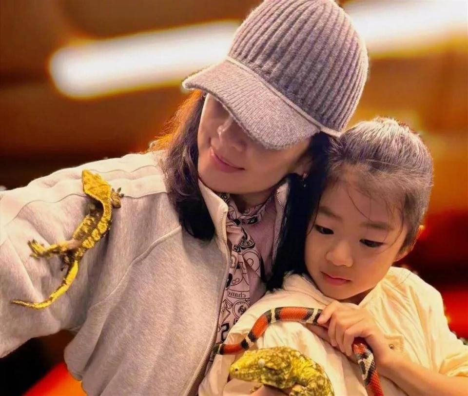 汪峰也没想到，养了10年的女儿醒醒，如今竟成了章子怡唯一的依靠(图21)