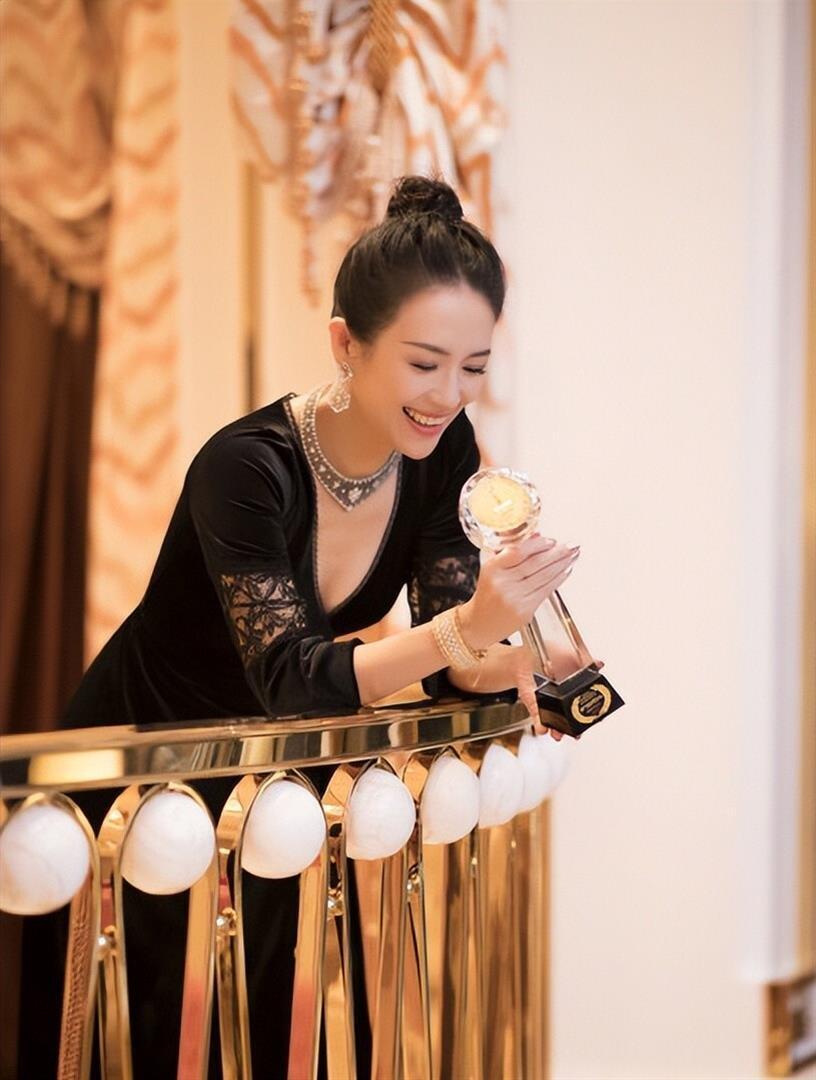 汪峰也没想到，养了10年的女儿醒醒，如今竟成了章子怡唯一的依靠(图34)