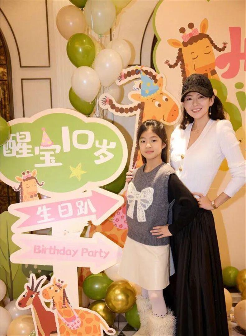 汪峰也没想到，养了10年的女儿醒醒，如今竟成了章子怡唯一的依靠(图23)