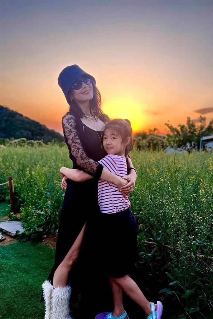 汪峰也没想到，养了10年的女儿醒醒，如今竟成了章子怡唯一的依靠(图28)