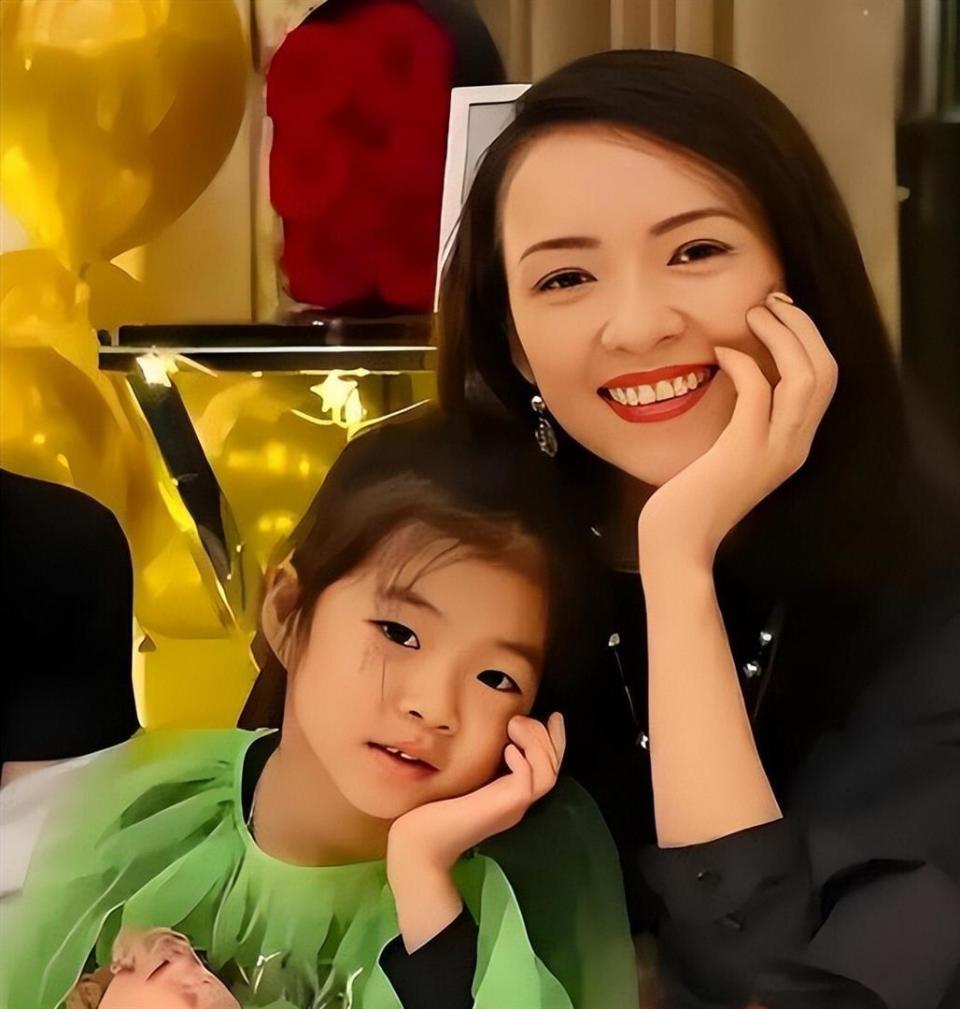 汪峰也没想到，养了10年的女儿醒醒，如今竟成了章子怡唯一的依靠(图30)