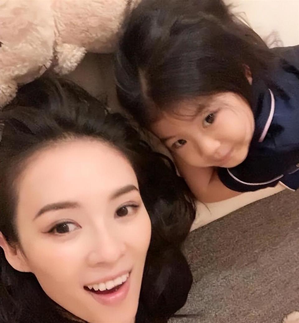 汪峰也没想到，养了10年的女儿醒醒，如今竟成了章子怡唯一的依靠(图29)