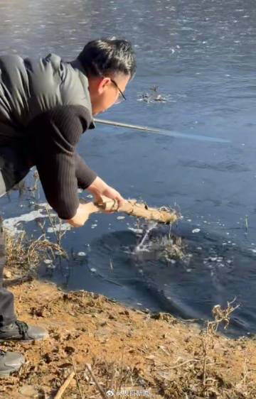 环保博主举报山西一处水体发黑发臭，当地回应(图1)