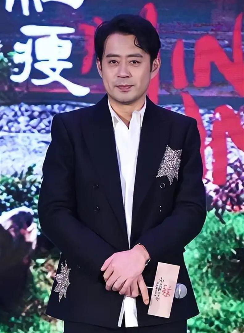 53岁刘钧现状：住北京郊区别墅，一直未婚与小猫作伴，自己做饭吃(图7)