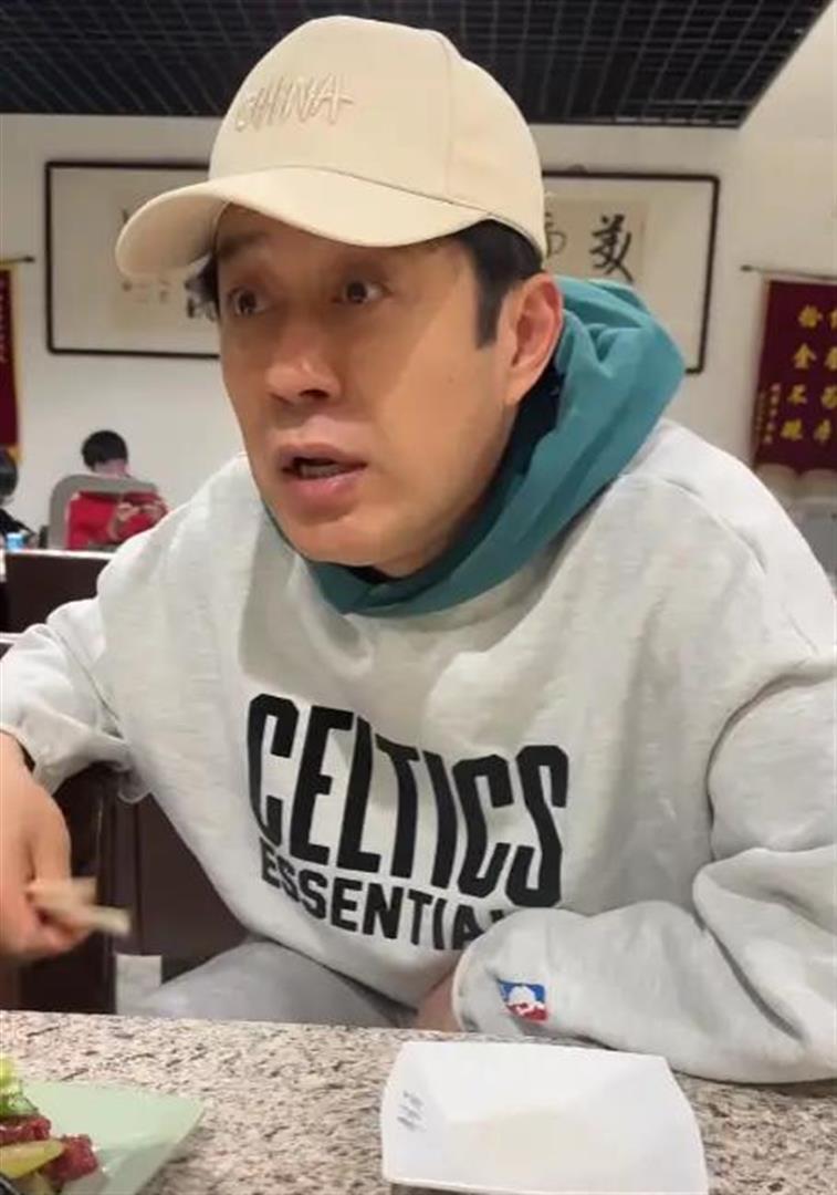 53岁刘钧现状：住北京郊区别墅，一直未婚与小猫作伴，自己做饭吃(图8)