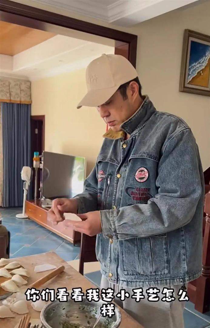 53岁刘钧现状：住北京郊区别墅，一直未婚与小猫作伴，自己做饭吃(图13)