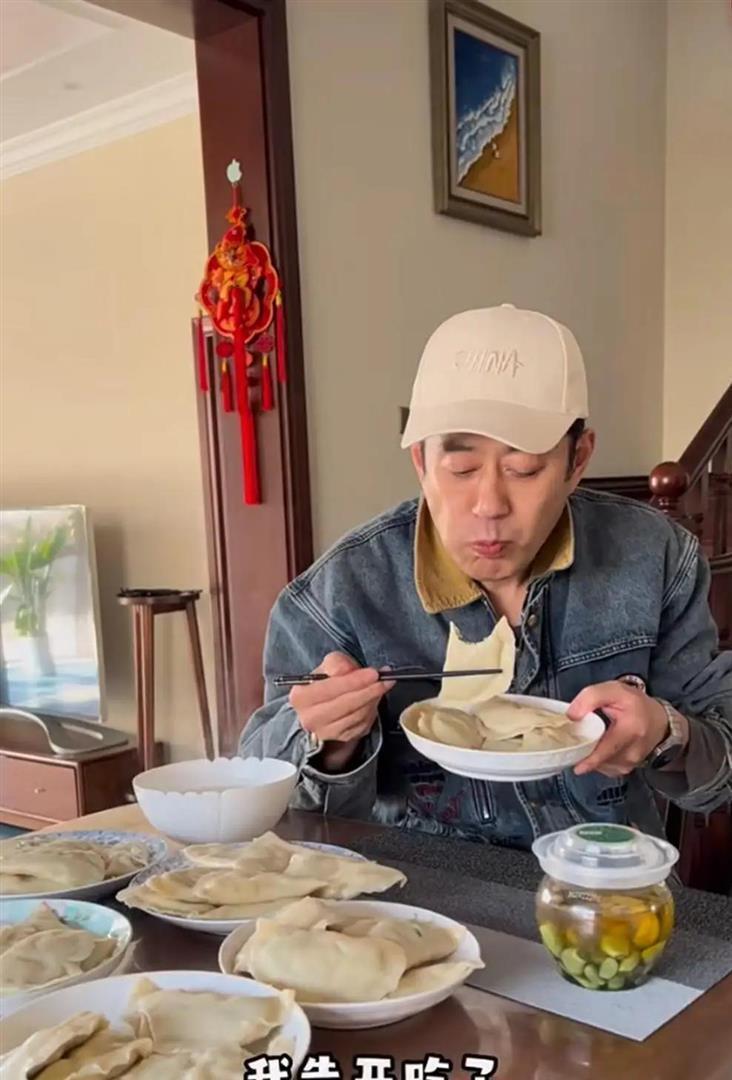 53岁刘钧现状：住北京郊区别墅，一直未婚与小猫作伴，自己做饭吃(图12)