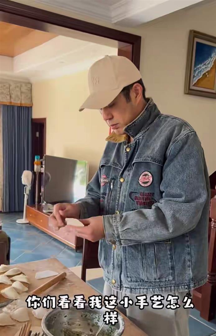 53岁刘钧现状：住北京郊区别墅，一直未婚与小猫作伴，自己做饭吃(图15)