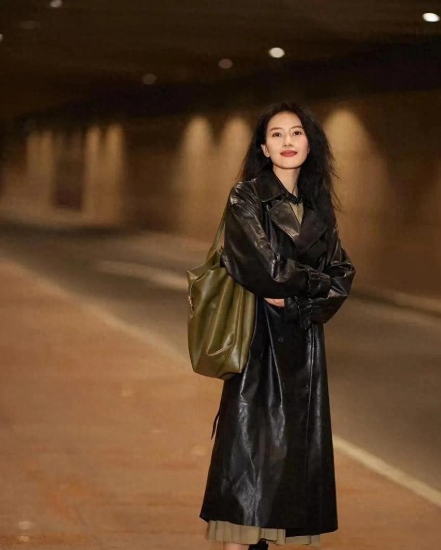 46岁高圆圆的中年穿搭真高级！皮大衣+百