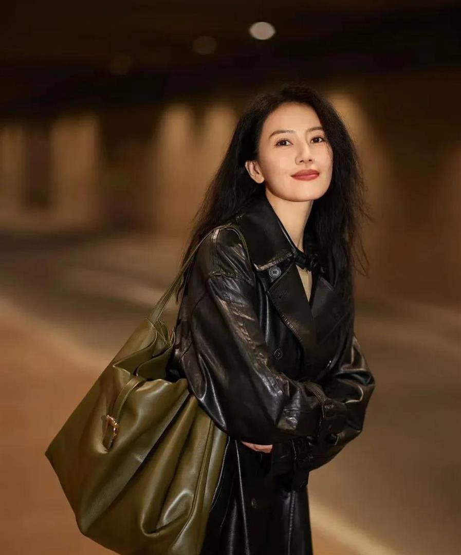 46岁高圆圆的中年穿搭真高级！皮大衣+百褶裙+马丁靴，时髦又洋气(图2)