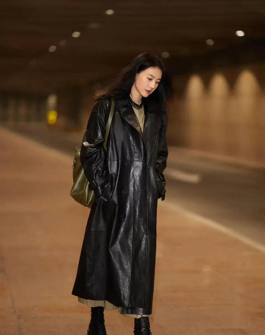 46岁高圆圆的中年穿搭真高级！皮大衣+百褶裙+马丁靴，时髦又洋气(图3)
